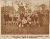 873358 Groepsportret van het voetbalelftal Holland II Utrecht), bij de wedstrijd tegen Sopla II (Amersfoort) in de ...